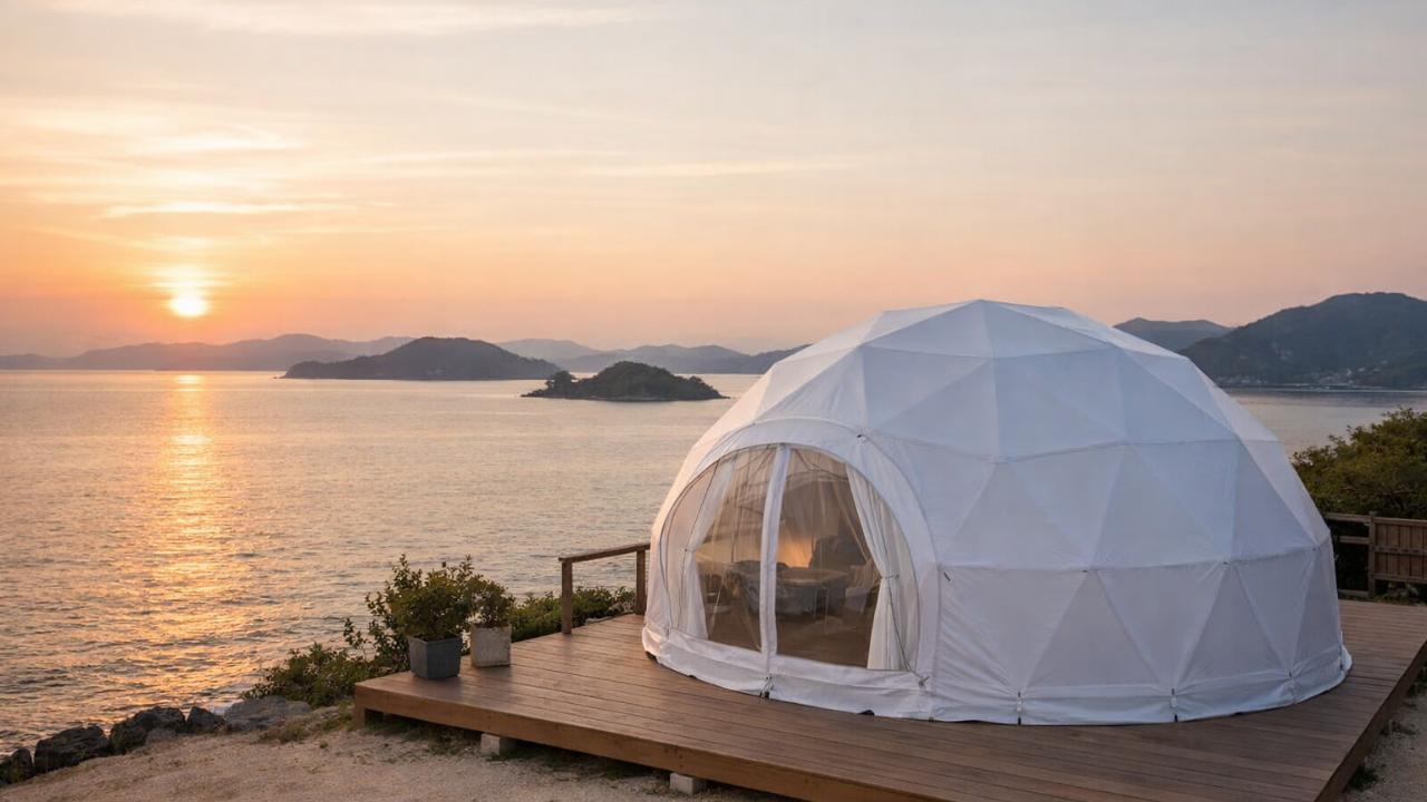 瀬戸内の海を背景にした白いドームテント