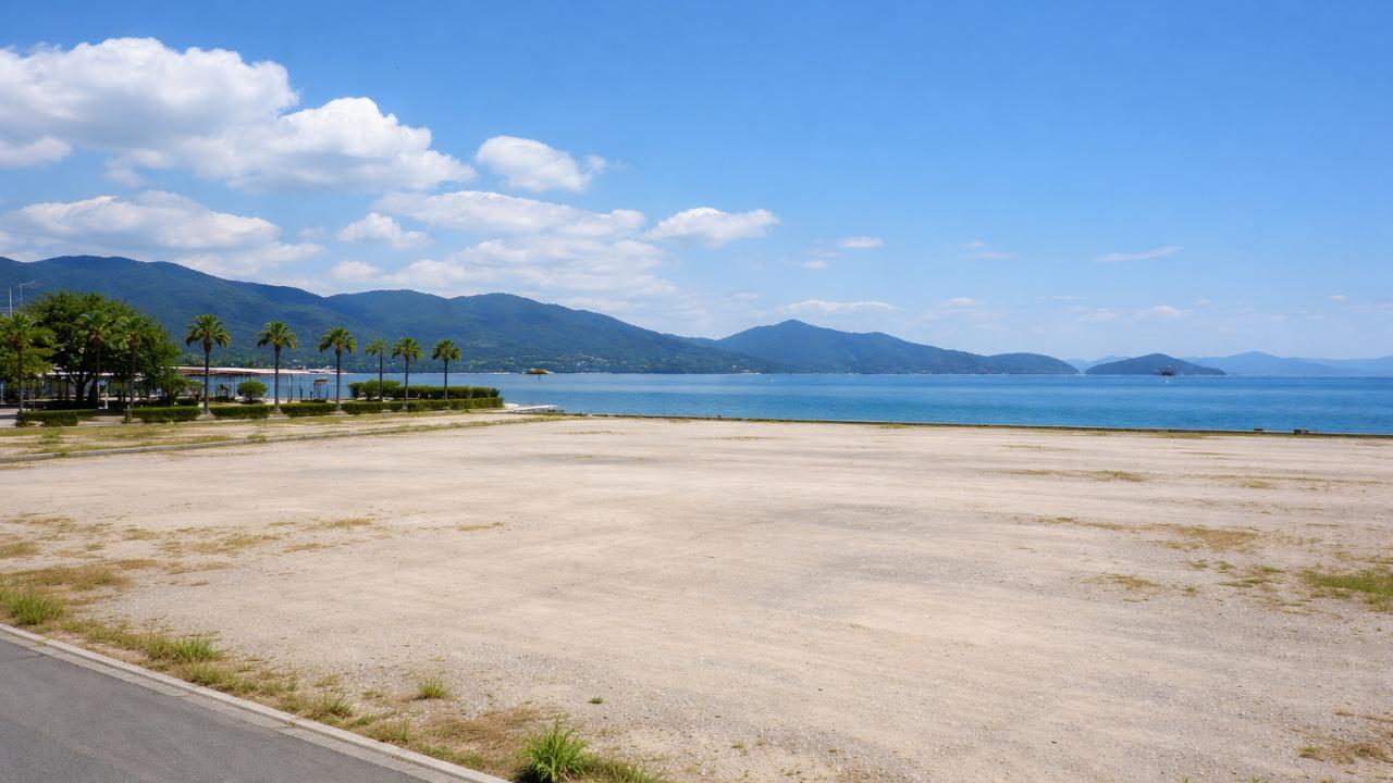 広島の海沿いに広がる更地の開放感、瀬戸内海の青、空を広く入れた横長構図