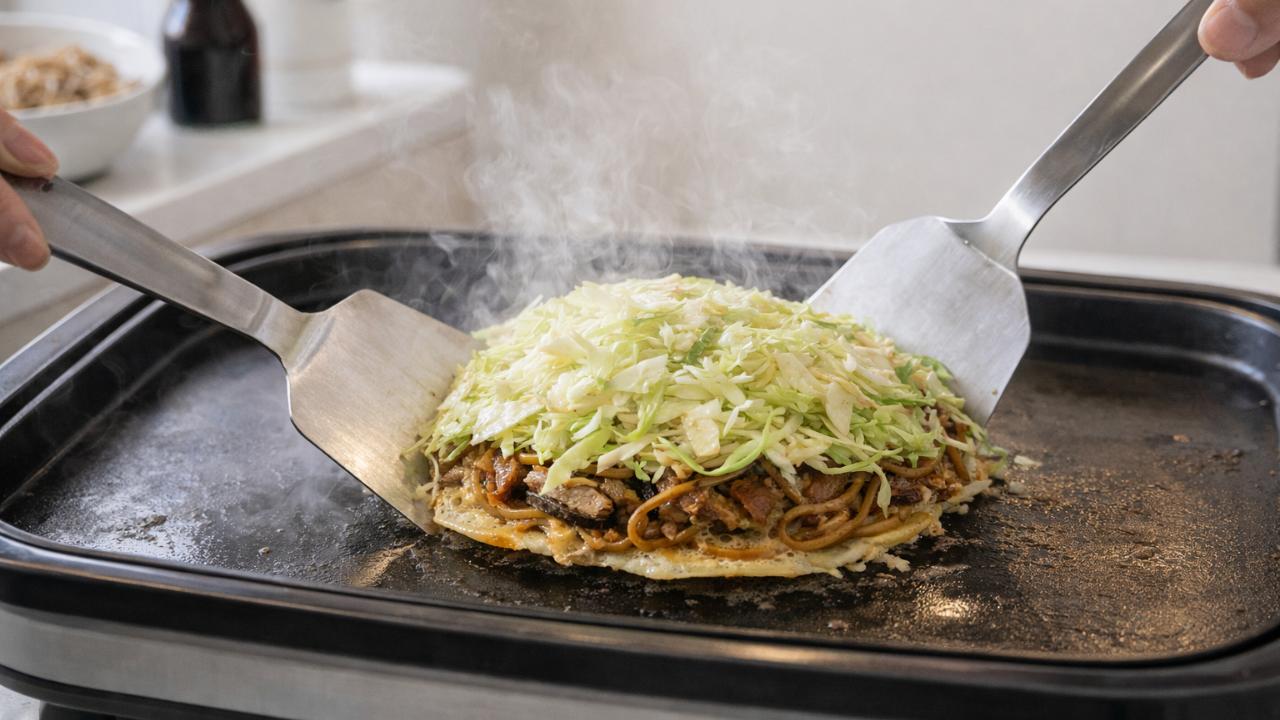 家庭のホットプレートで広島風を作っている工程写真風