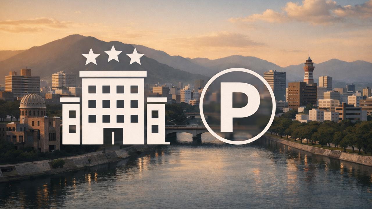 広島の街並みを背景に、ホテルを想起させるシンプルな建物アイコンとPマーク