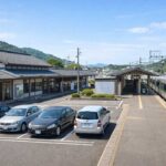 宮島口、JR駅前の駐車場と駅舎