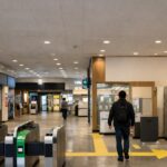 JR宮島口駅の改札周辺イメージ、案内表示が分かる構図