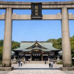 広島護国神社の大鳥居と拝殿を正面から見た構図