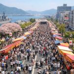 春の港町・呉の大通りで開催される祭り