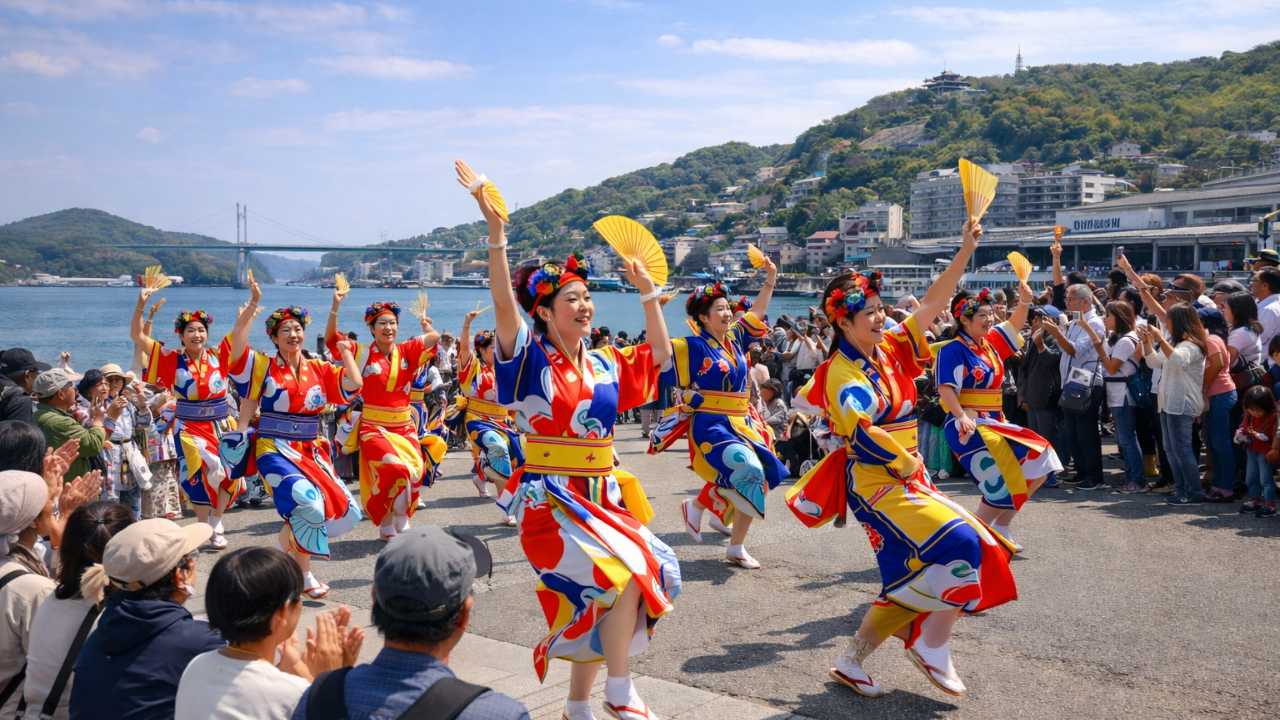 ええじゃんSANSA・がり踊りのチームが海沿いの通りで演舞している