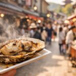 宮島の表参道商店街で、焼きたての牡蠣を食べ歩きする旅の高揚感が伝わるアイキャッチ