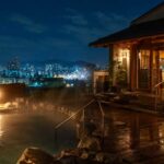 広島の夜景を背景に、落ち着いた雰囲気のスーパー銭湯・スパ施設を写したブログ用アイキャッチ画像