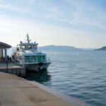 瀬戸内海の穏やかな海沿いにある小さなフェリー乗船場、戸崎乗船場をイメージ