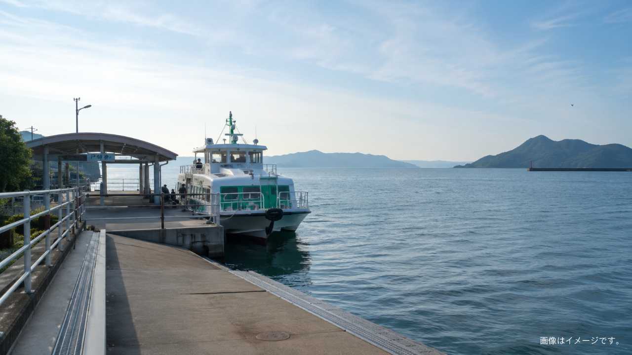 瀬戸内海の穏やかな海沿いにある小さなフェリー乗船場、戸崎乗船場をイメージ
